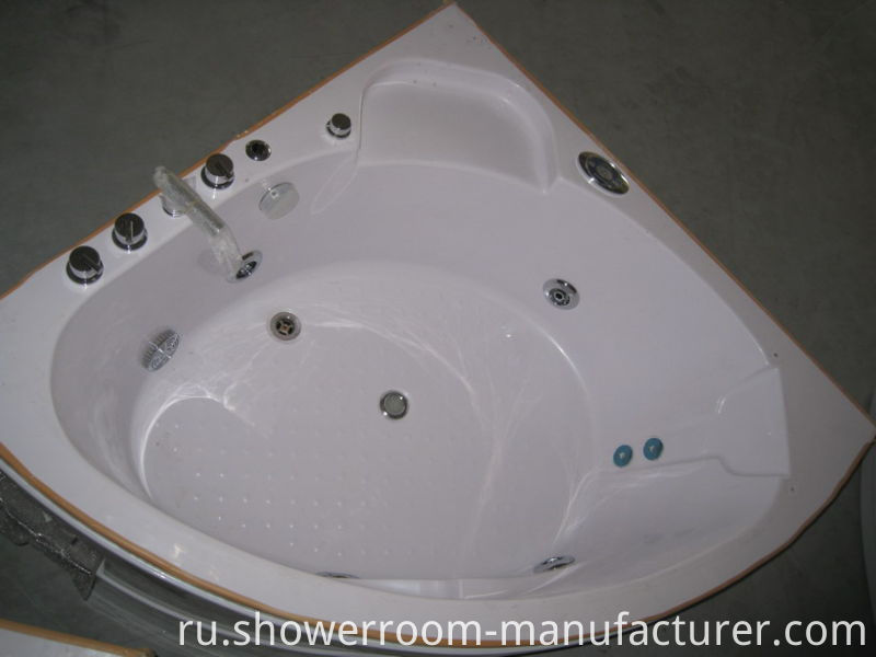 Small Size 135*135 Hydro Massage Indoor Bathtub (CL-336)